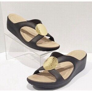 Crocs Sanrah Hammered Gold Medallion Dark Brown Sandal Slides Women's Sz 7